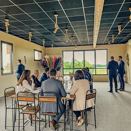 Hotel Le Royaume Des Lions Lumigny-Nesles-Ormeaux